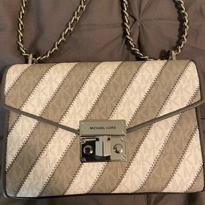 Michael Kors bag beautiful use for 1 hour new condition.